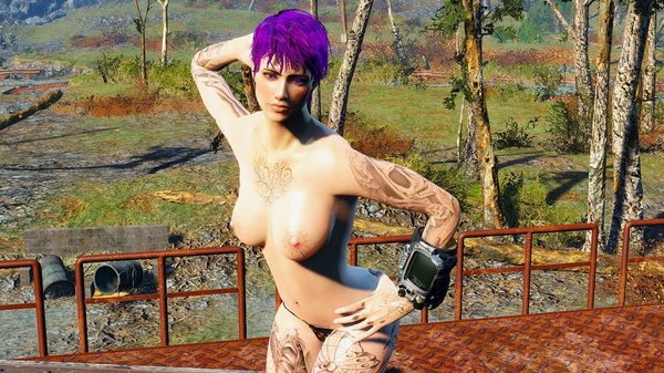 Ева на крыше поселения, загарает.