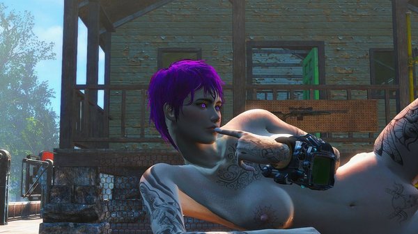 ЕВА загарает на крыше Кр.Ракеты в поселении.