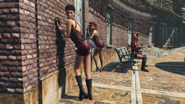 Рабыня-стрелок и Алиса позируют.