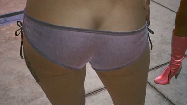 Панам встречается с подругами и друзьями.