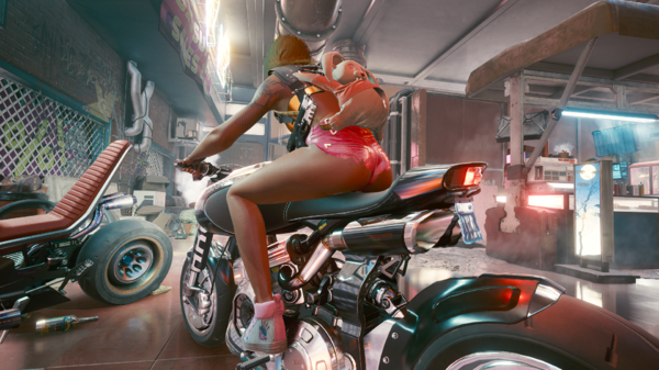 Блондинка Ви тоже достала по блату рюкзак.