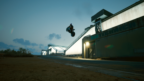 Блондинка Ви не едет, а летит на мотоцикле.