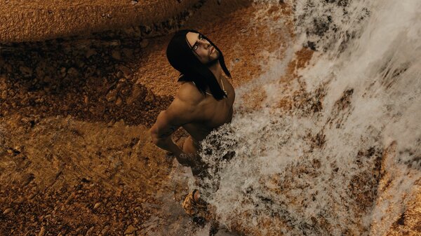 ЭЙРАН остужается под водопадом..