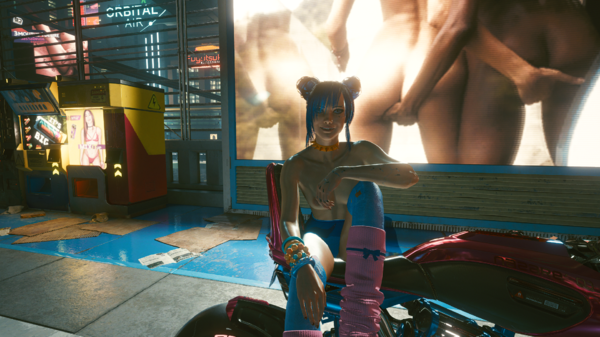 Блю Мун на мотоцикле.