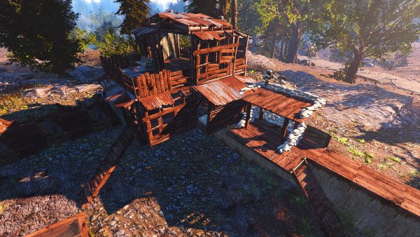 Жилой деревянный дом на краю поселения..