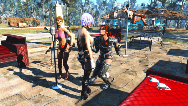 Айви наблюдает как Трисс и Певица танцуют.