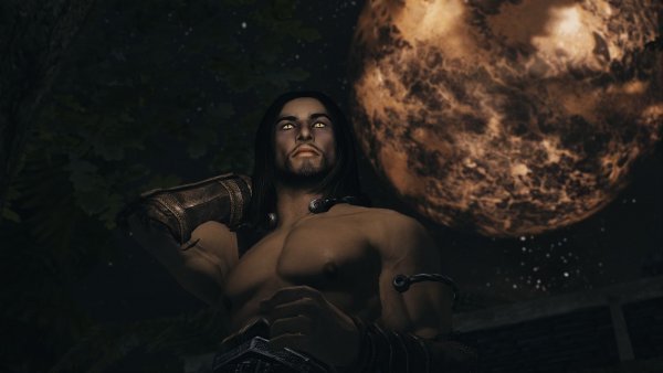 Эйран всматривается в ночь..