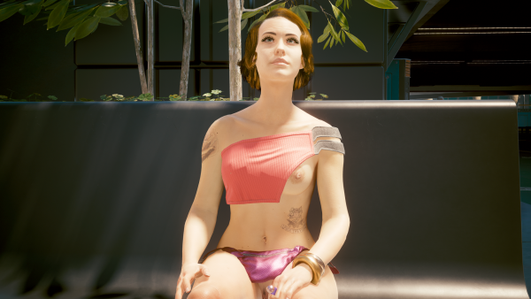 Милая незнакомка с пышными ресницами.