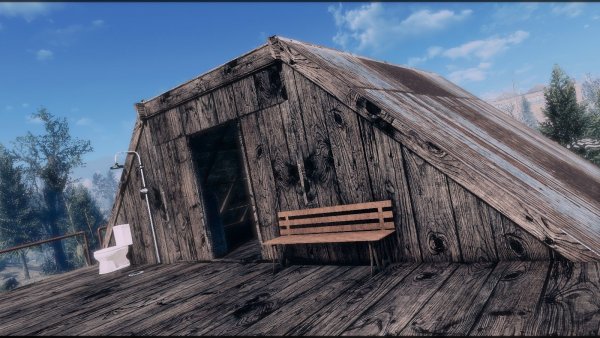 Шалашик Норы на крыше поселения..